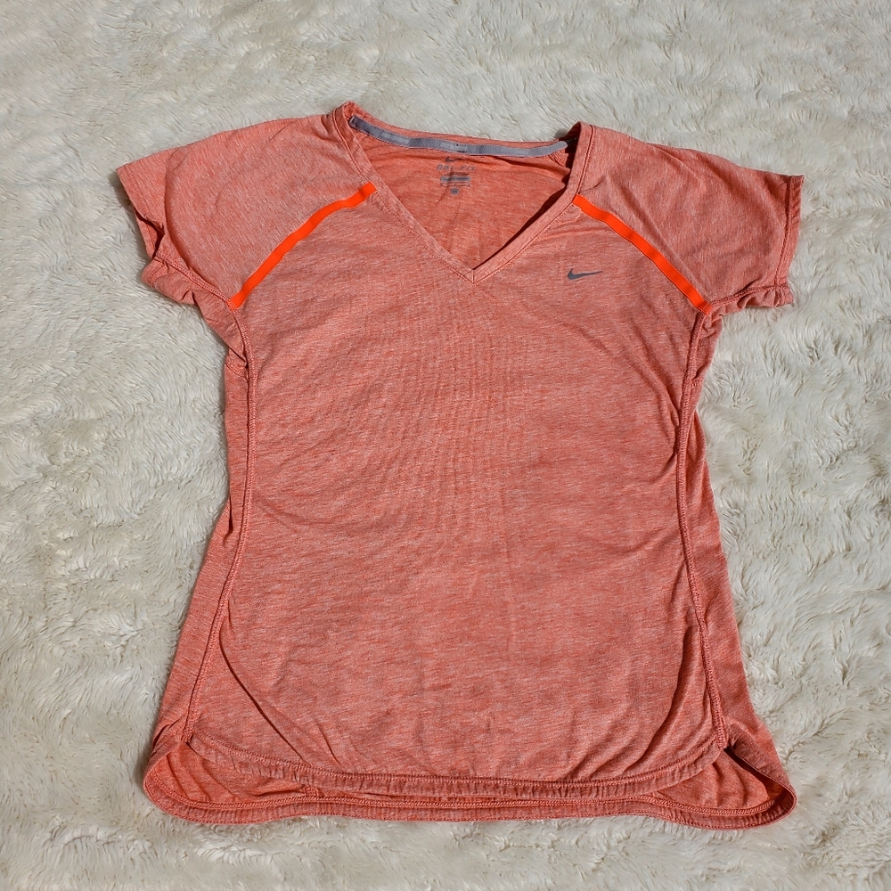 Nike Medium Women's Dry Fitted T Shirt Peach. EUC